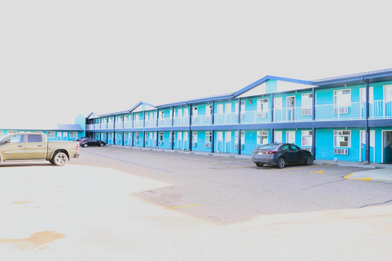 Empire Inn & Suites Penhold Exteriör bild