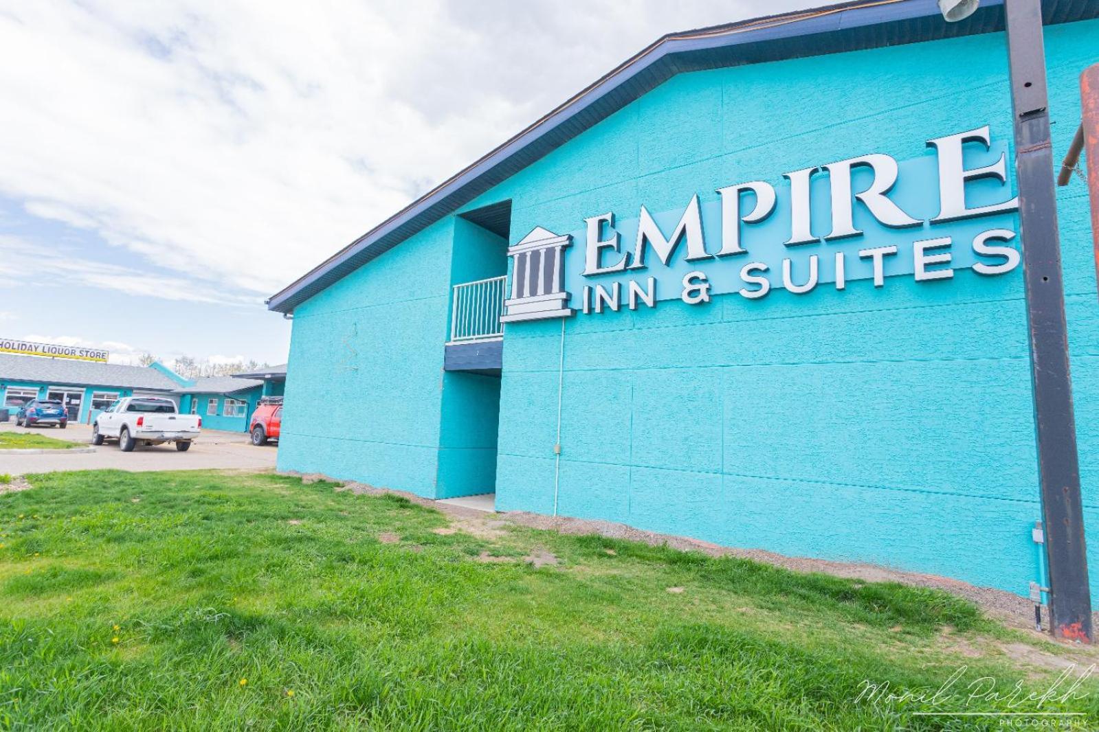 Empire Inn & Suites Penhold Exteriör bild