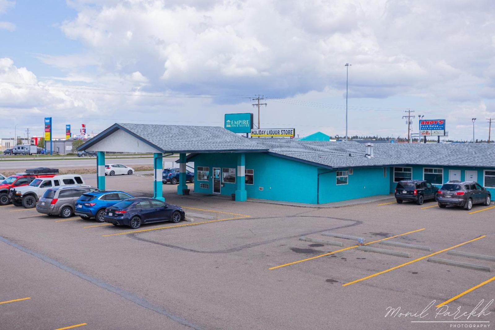 Empire Inn & Suites Penhold Exteriör bild