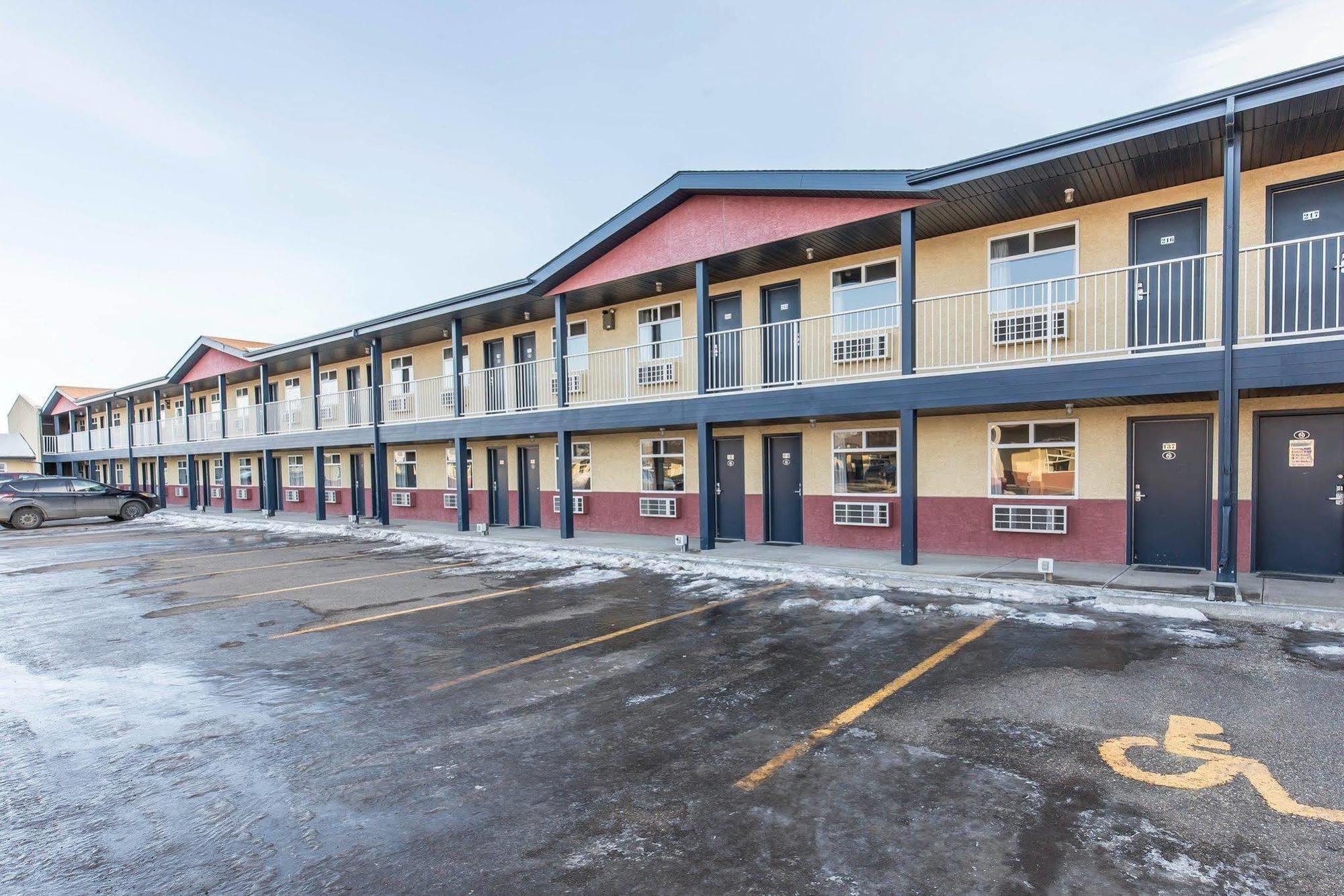 Empire Inn & Suites Penhold Exteriör bild